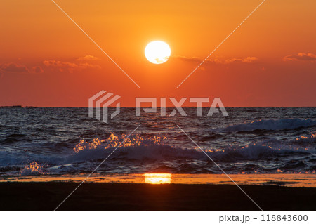 海に沈む夕日 118843600