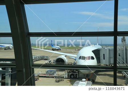 羽田空港の連絡通路から見える搭乗デッキ 118843671