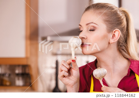 Woman holding and smelling garlic 118844162