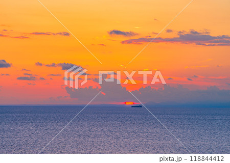 【静岡県】西伊豆・黄金崎から眺める夕陽 【静岡県】西伊豆・黄金崎から眺める夕陽 118844412