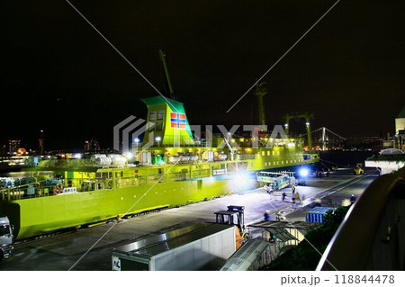 島の暮らしを支える貨客船 『橘丸』と東京の夜景 島の暮らしを支える貨客船 『橘丸』と東京の夜景 118844478