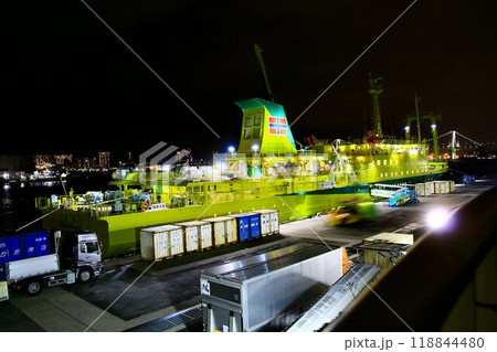 島の暮らしを支える貨客船 『橘丸』と東京の夜景 118844480