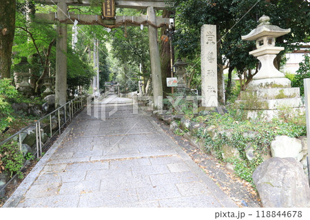 京都市左京区にある崇道神社（すどうじんじゃ）の参道入り口の風景 118844678