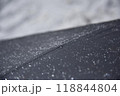 雨上がりの傘　撥水コートが雨を弾いて水玉になる 118844804