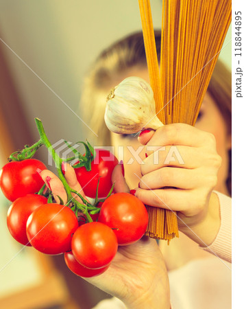 Woman holding pasta, tomatoes and garlic 118844895