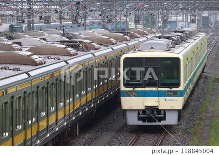 小手指車両基地に留置中の小田急8000形電車(西武鉄道サステナ車両・譲受車両一号) 小手指車両基地に留置中の小田急8000形電車(西武鉄道サステナ車両・譲受車両一号) 118845004