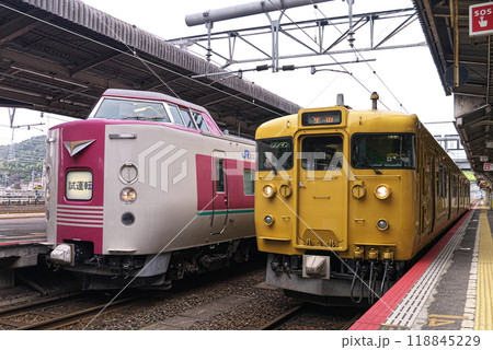 米子駅で並ぶ試運転の381系と115系 118845229