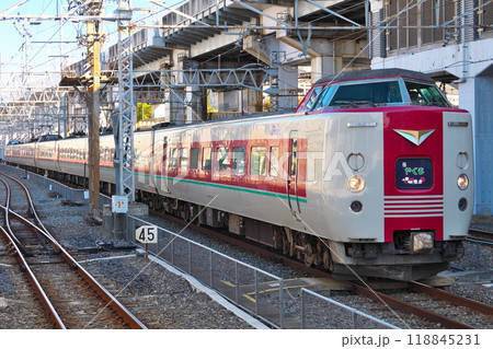 岡山駅のホームに入線する381系特急やくも 118845231