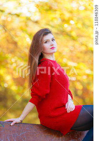Beauty girl in autumnal time relax outdoors. 118846309