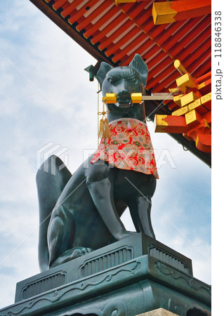 京都  伏見稲荷大社　狛狐（京都府京都市伏見区） 118846338