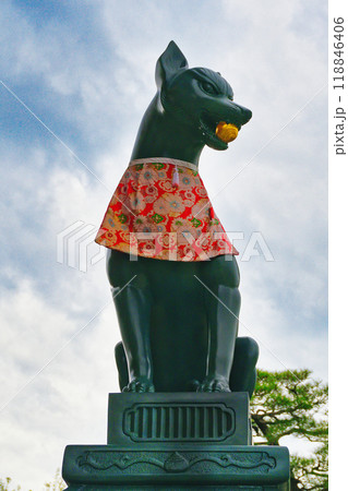 京都  伏見稲荷大社　狛狐（京都府京都市伏見区） 118846406