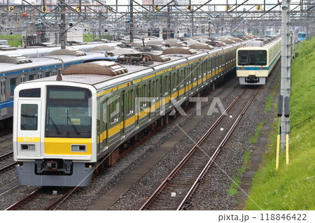 小手指車両基地に留置中の小田急8000形電車（西武鉄道サステナ車両・譲受車両一号） 118846422