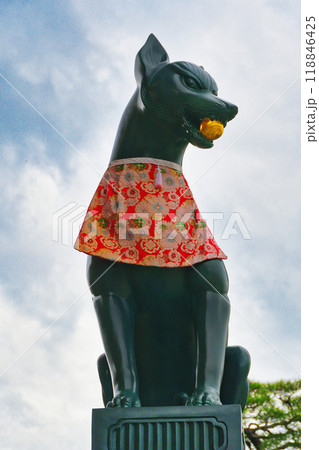 京都  伏見稲荷大社　狛狐（京都府京都市伏見区） 118846425