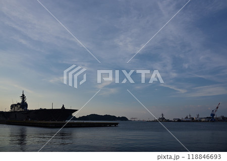 夕暮れの横須賀軍港 118846693