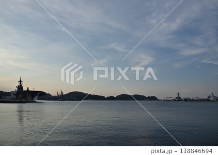 夕暮れの横須賀軍港 118846694