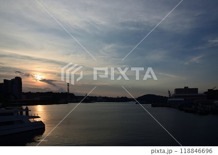 夕暮れの横須賀軍港 118846696