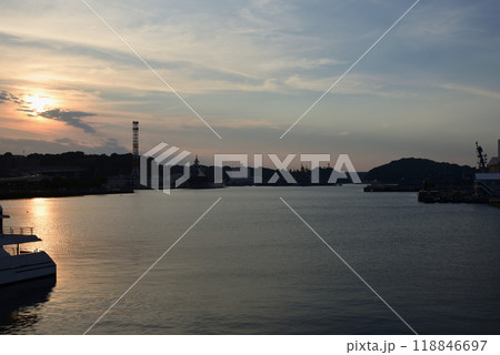 夕暮れの横須賀軍港 118846697
