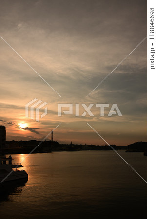 夕暮れの横須賀軍港 118846698