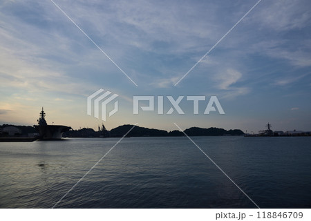 夕暮れの横須賀軍港 118846709