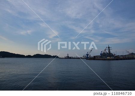 夕暮れの横須賀軍港 118846710