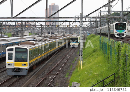 小手指車両基地に留置中の小田急8000形電車と通過する30000系電車 118846781