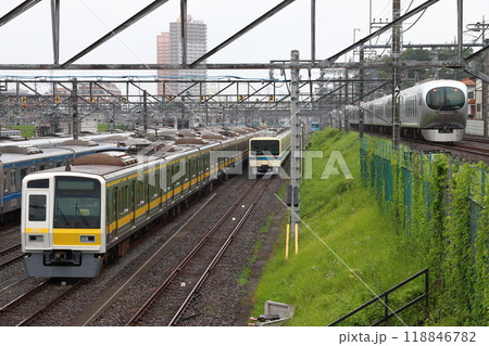 小手指車両基地に留置中の小田急8000形電車と通過する特急むさし 小手指車両基地に留置中の小田急8000形電車と通過する特急むさし 118846782