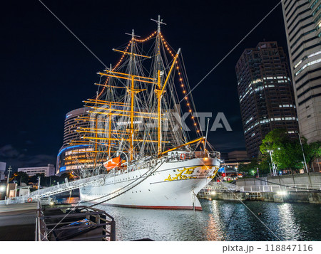 横浜みなとみらいに停泊する日本丸 118847116