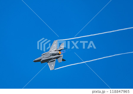 飛行するステルス戦闘機 F-35A 自衛隊 飛行するステルス戦闘機 F-35A 自衛隊 118847965