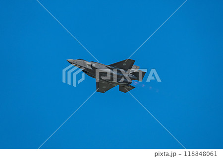 飛行するステルス戦闘機 F-35A 自衛隊 飛行するステルス戦闘機 F-35A 自衛隊 118848061