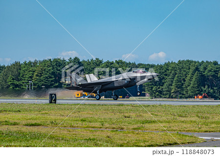 離陸するステルス戦闘機 F-35A 自衛隊 離陸するステルス戦闘機 F-35A 自衛隊 118848073