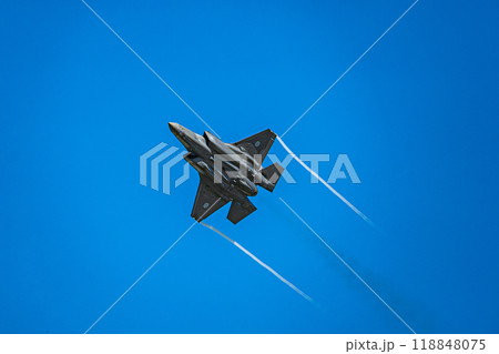 飛行するステルス戦闘機　F-35A　自衛隊 118848075