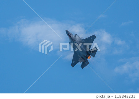飛行するステルス戦闘機 F-35A 自衛隊 飛行するステルス戦闘機 F-35A 自衛隊 118848233