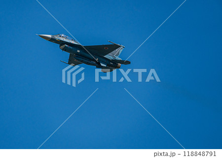飛行する戦闘機　F-2　航空自衛隊 118848791