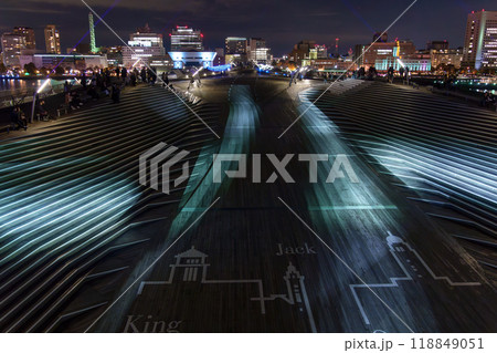 くじらのせなか (横浜港大さん橋国際客船ターミナル屋上) 夜景 くじらのせなか (横浜港大さん橋国際客船ターミナル屋上) 夜景 118849051