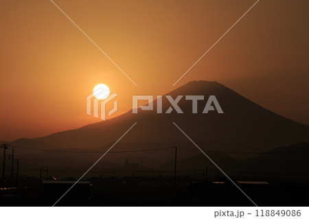 オレンジ色に染まった夕暮れの空と太陽と富士山のシルエット。神奈川県平塚市 オレンジ色に染まった夕暮れの空と太陽と富士山のシルエット。神奈川県平塚市 118849086