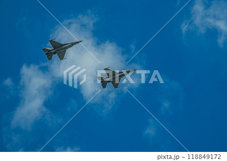 編隊飛行する戦闘機 F-16 米軍 編隊飛行する戦闘機 F-16 米軍 118849172