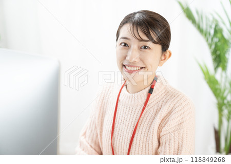 微笑むビジネスウーマン 118849268