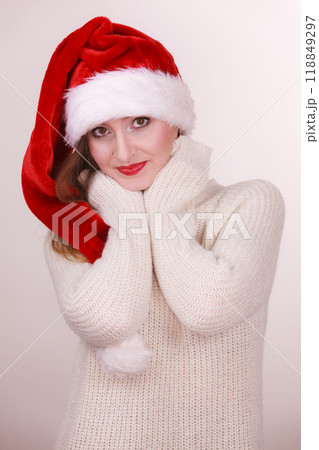 Woman wearing santa claus hat 118849297