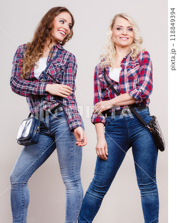 adult daughter and mother with handbags 118849394