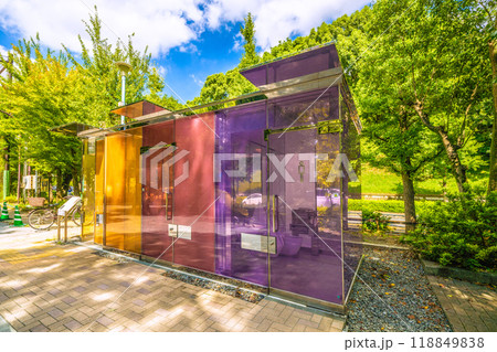 日本の東京都市景観　東京都渋谷区の代々木深町小公園に設置されている透明トイレ 118849838