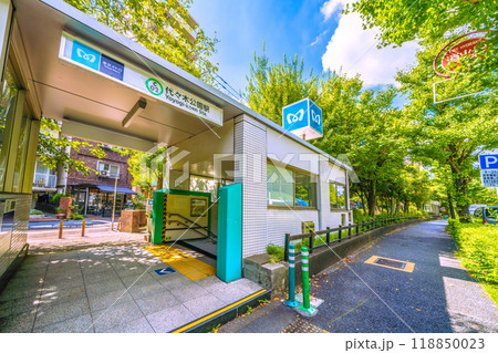 日本の東京都市景観 東京都渋谷区の東京メトロ千代田線 代々木公園駅などを望む 日本の東京都市景観 東京都渋谷区の東京メトロ千代田線 代々木公園駅などを望む 118850023