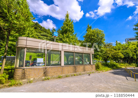 日本の東京都市景観　東京都渋谷区の東京メトロ千代田線 代々木公園駅などを望む 118850444