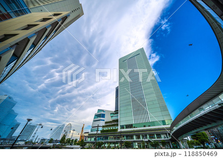 日本の横浜都市景観 急変暗雲と青空の珍景…。桜木町駅 新南口前から横浜市役所などを望む=9月18日 日本の横浜都市景観 急変暗雲と青空の珍景…。桜木町駅 新南口前から横浜市役所などを望む=9月18日 118850469