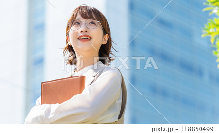 オフィス街を歩くビジネスウーマン 118850499