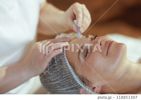 massage therapist in massage cabinet massaging clients face massage therapist in massage cabinet massaging clients face 118851307