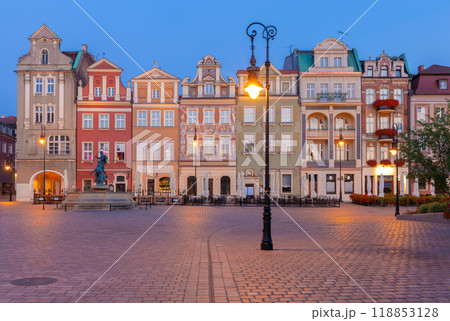 Facades of old colorful houses on the Town Hall Square in Poznan 118853128