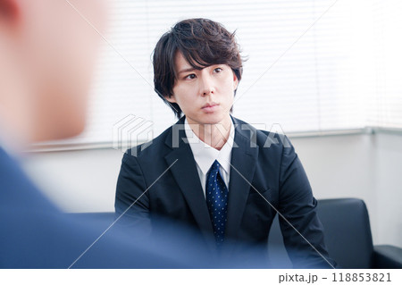 真剣な顔で議論をするビジネスマン 118853821