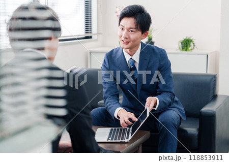 得意先と商談をするスーツを着たビジネスマン 118853911