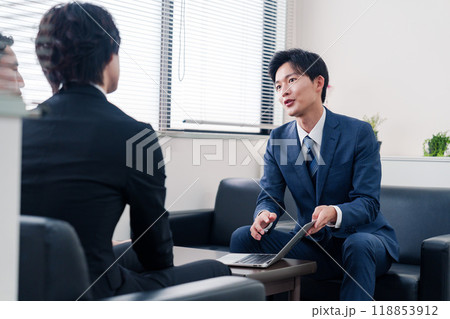 得意先と商談をするスーツを着たビジネスマン 得意先と商談をするスーツを着たビジネスマン 118853912