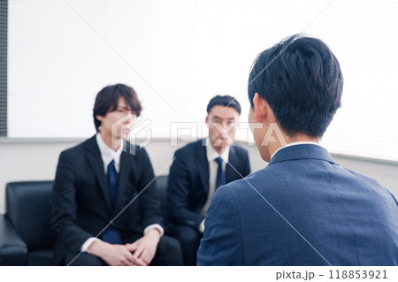 得意先と商談をするスーツを着たビジネスマン 118853921